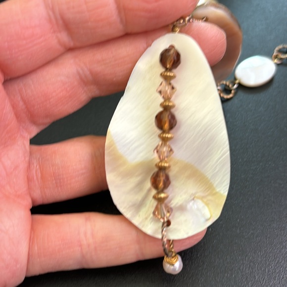 Mother of pearl statement necklace - Picture 5 of 5
